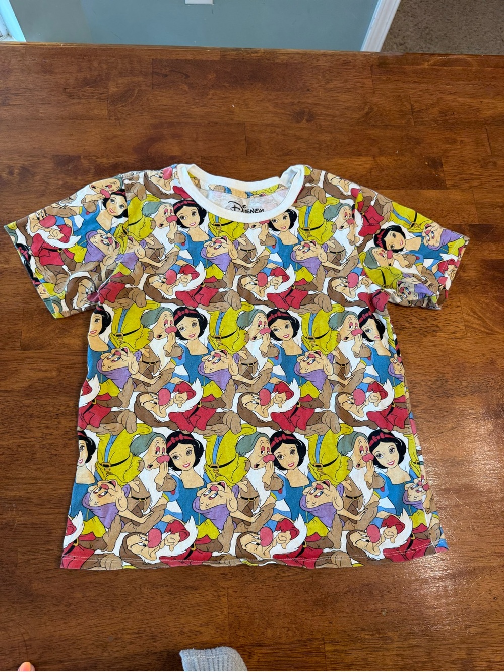 Disney Snow White And The Seven Dwarfs All Over Print Graphic T-Shirt Size Small - Picture 1 of 7
